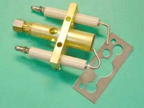 Zündbrenner von Remeha, bestehend aus einem metallischen Gehäuse mit zwei Keramikelementen und einer Halteplatte. Das Teil ist für Heizsysteme konzipiert.
